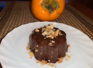 Una foto de Flan de caqui persimón y chocolate, sólo dos ingredientes (sin azúcar, huevo ni leche)