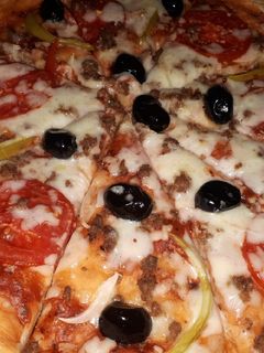 صورة لوصفة 🍕بيتزا باللحم وبعجينة جدا سهلة والطعم لذاذة😋