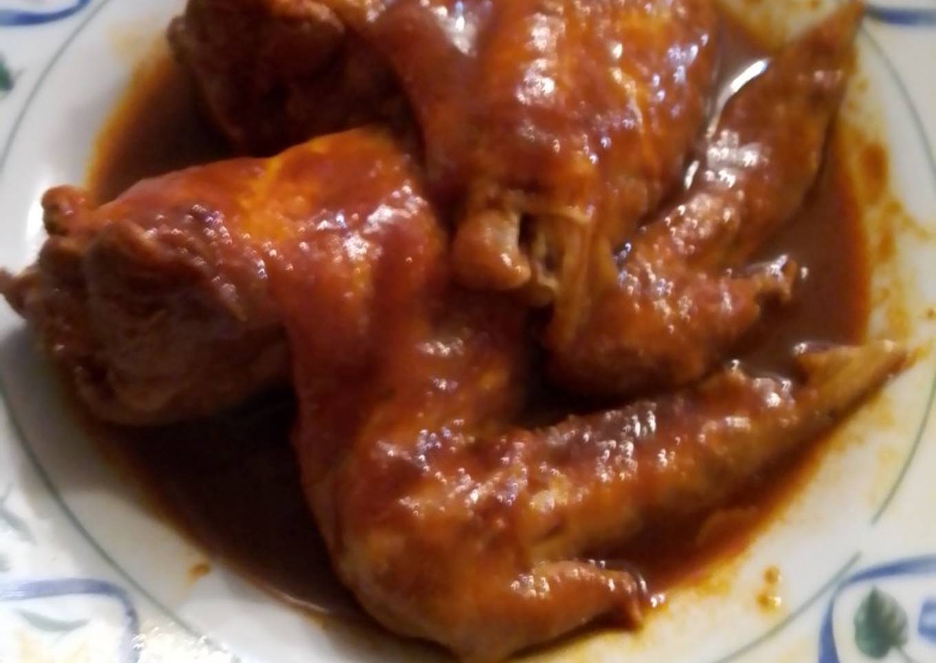 Alitas de pollo en salsa de chile morita, guajillo y ancho