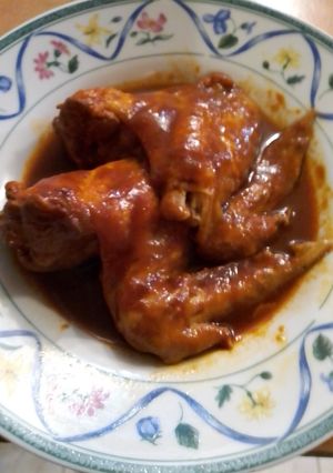 Una foto de Alitas de pollo en salsa de chile morita, guajillo y ancho