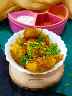 आलू के गुटके(aloo ke gutke recipe in hindi) रेसिपी मुख्य फोटो