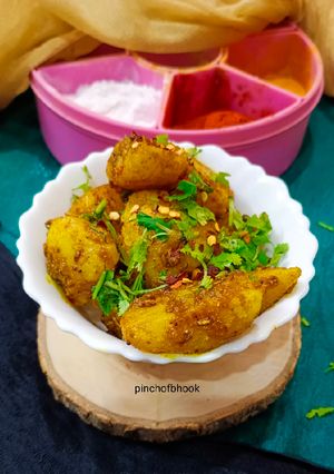 आलू के गुटके(aloo ke gutke recipe in hindi) रेसिपी मुख्य फोटो
