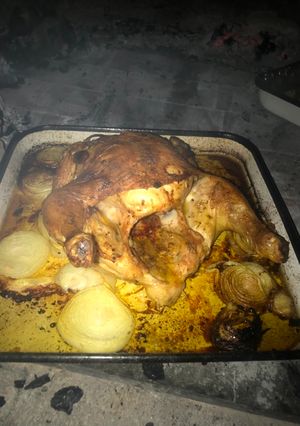 Una foto de Pollo al horno de barro con papas especiadas
