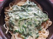 Una foto de salsa bechamel espinaca