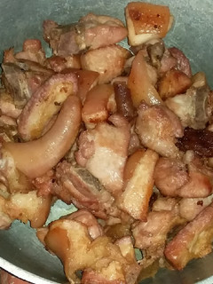 Una foto de Chicharrones de carne con rabitos de cerdo costilla