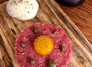Foto di Tartare di fassona con tuorlo marinato e burrata