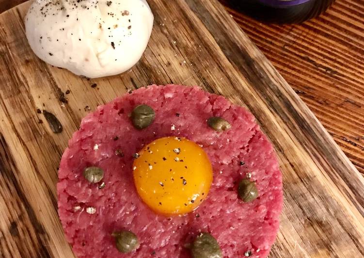 Tartare di fassona con tuorlo marinato e burrata