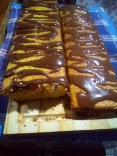 Una foto de Budín de naranja con butter cream de chocolate fácil Miriam