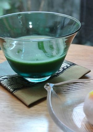 Une photo de La préparation un bol du Matcha glacé