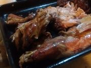 Una foto de cabrito asado
