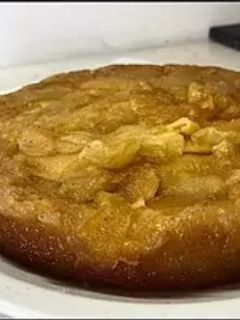 Una foto de Torta de manzana invertida (Facilísima)