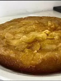 Una foto de Torta de manzana invertida (Facilísima)