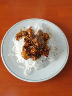 Una foto de Pollo teriyaki con noodles de arroz