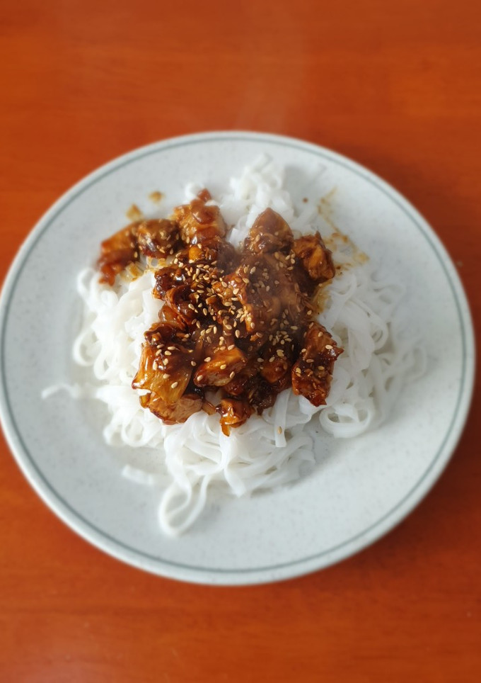 Una foto de Pollo teriyaki con noodles de arroz