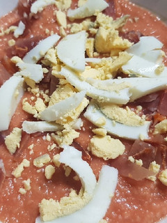 Una foto de Salmorejo con pan integral