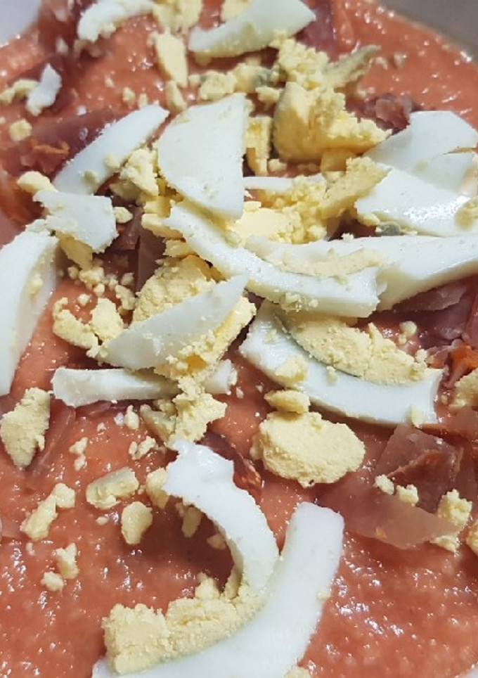 Una foto de Salmorejo con pan integral