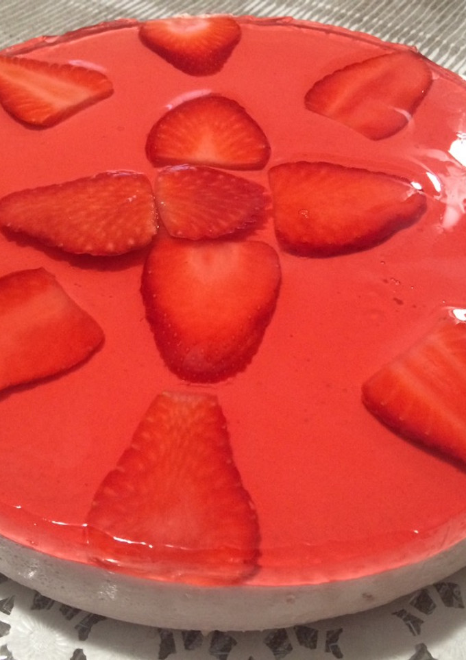 Una foto de Tarta de fresas y chocolate blanco