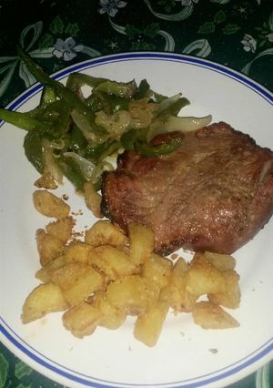 Una foto de Bondiola de cerdo a la cerveza con papas rusticas y vegetales