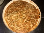 Una foto de lomito de atún con salsa