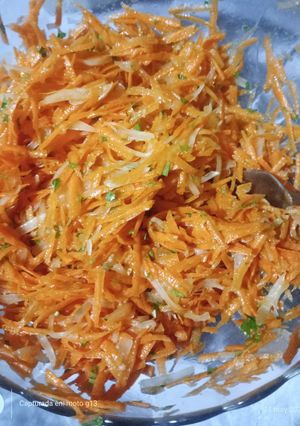 Una foto de Ensalada de zanahoria y cebolla
