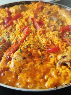 Una foto de Arroz 🥘 con pollo 🐔