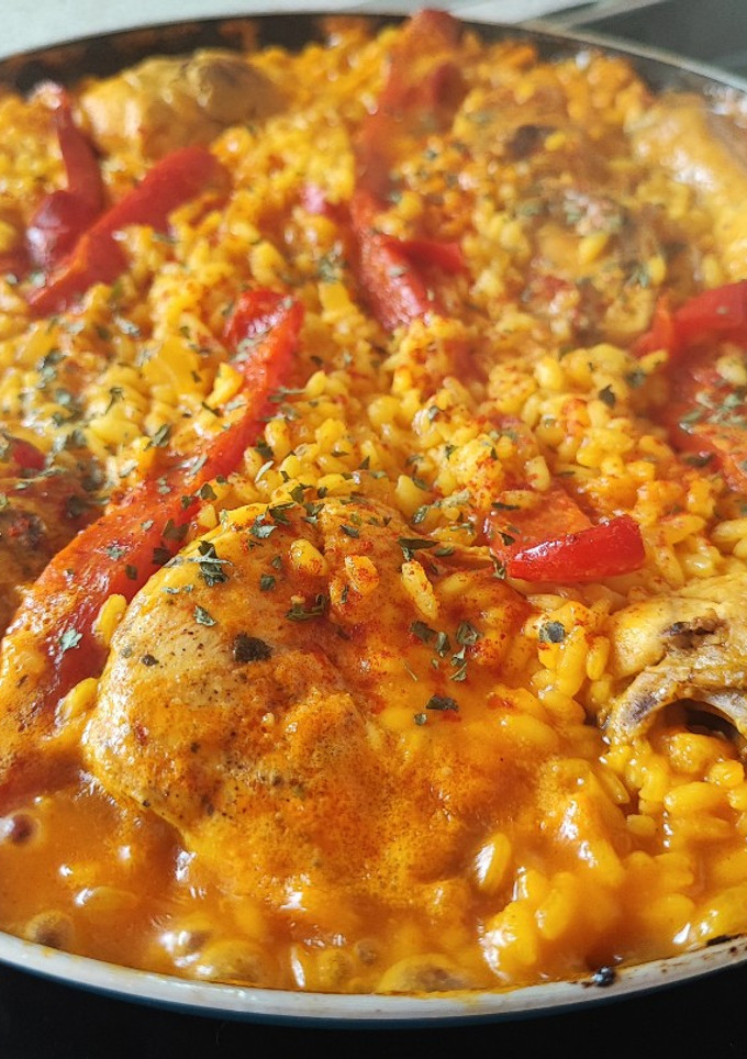 Una foto de Arroz 🥘 con pollo 🐔