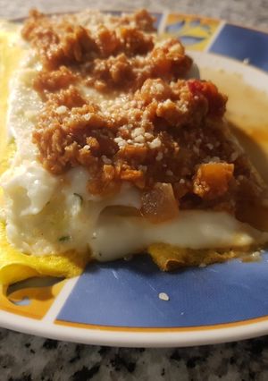 Una foto de Canelones de espinaca y nabo con salsa boloñesa vegetariana