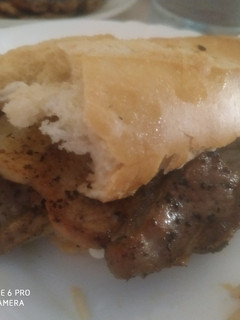 Una foto de Montado de panceta a la plancha con queso y alioli