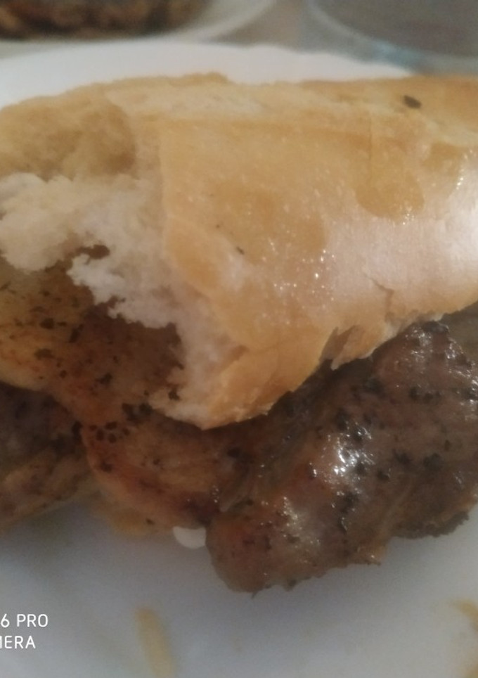 Una foto de Montado de panceta a la plancha con queso y alioli