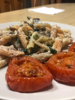 Una foto de Pasta de legumbres con salsa Alfredo y tomates horneados