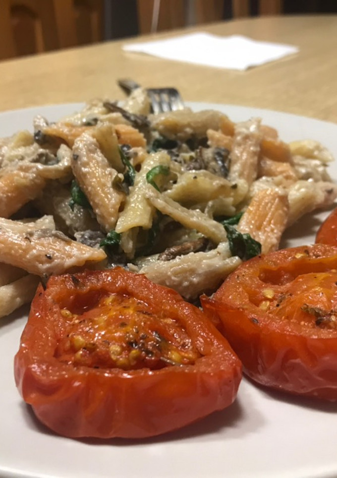 Una foto de Pasta de legumbres con salsa Alfredo y tomates horneados
