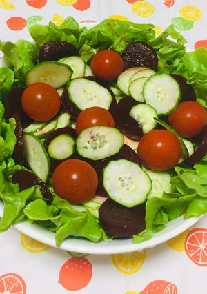 Una foto de Ensalada Veraniega con beterraga, tomatitos cherry, pepino, lechuga!