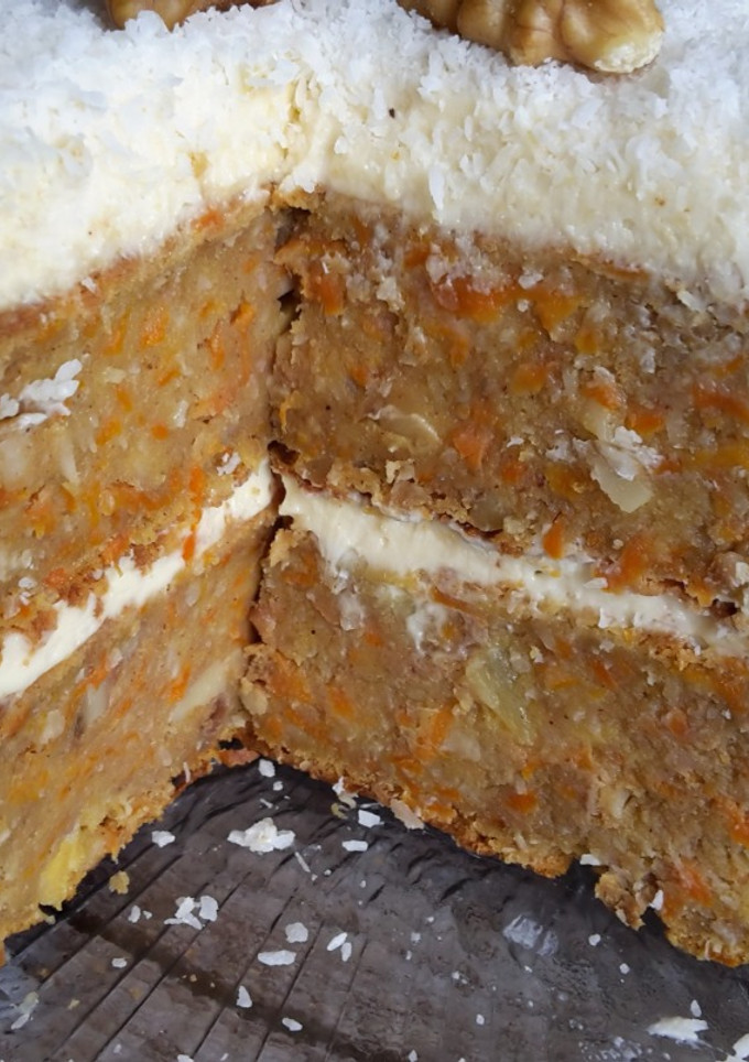Una foto de Tarta de zanahoria con piña, coco y nueces