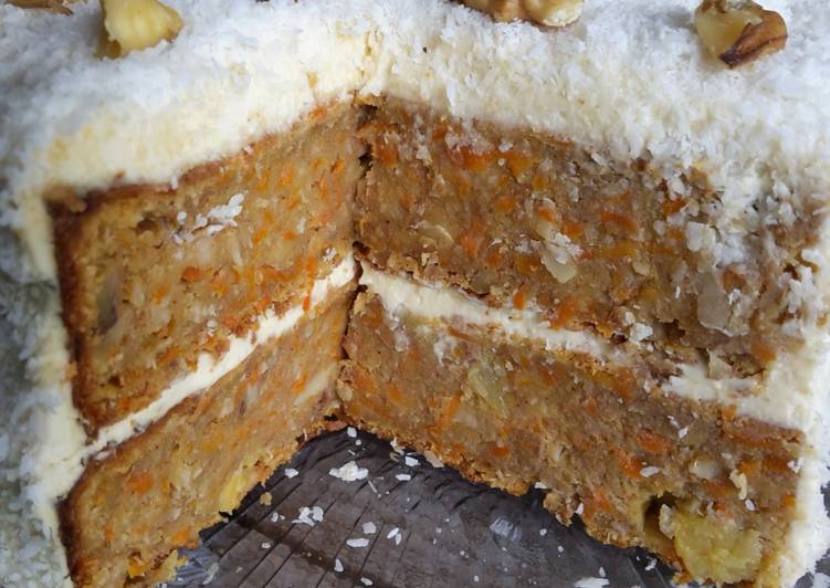 Tarta de zanahoria con piña, coco y nueces