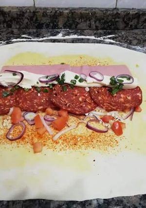 Una foto de Arrollado de fiambres y algo más.