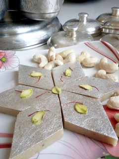 मावा काजू कतली रेसिपी मुख्य फोटो