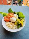 Poke di riso con proteine e avocado