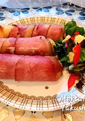 A picture of Bacon-wrapped toasted bread rolls.