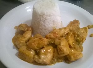 Una foto de Pollo masala con arroz