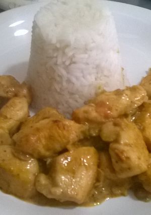 Una foto de Pollo masala con arroz