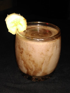 बनाना चॉकलेट शेक (Banana chocolate shake recipe in Hindi) रेसिपी मुख्य फोटो