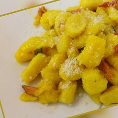 A picture of Gnocchi fatto in casa allo zafferano e speck.
