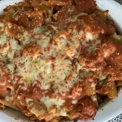 Una foto de Pastel de Fideos con Salsa Roja