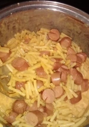 A picture of Mac and cheese 🧀🧀 with Hot dogs.
