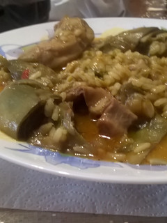 Una foto de Arroz con conejo y alcachofa