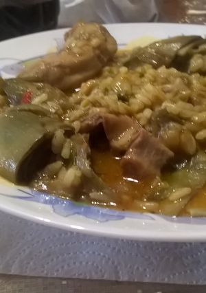 Una foto de Arroz con conejo y alcachofa