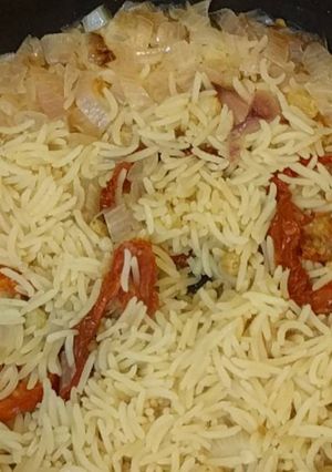 صورة لوصفة رز بالبصل والثوم والطماطم المجففة