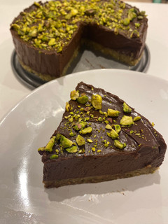 Una foto de Tarta vegana de cacao y pistacho