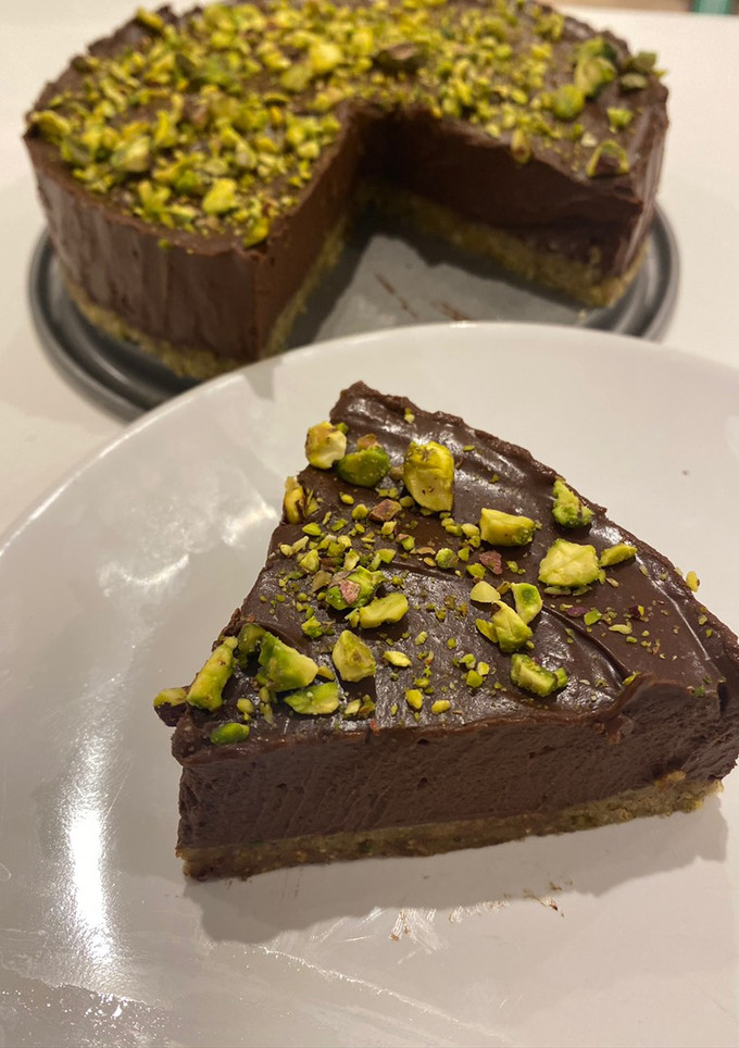 Una foto de Tarta vegana de cacao y pistacho