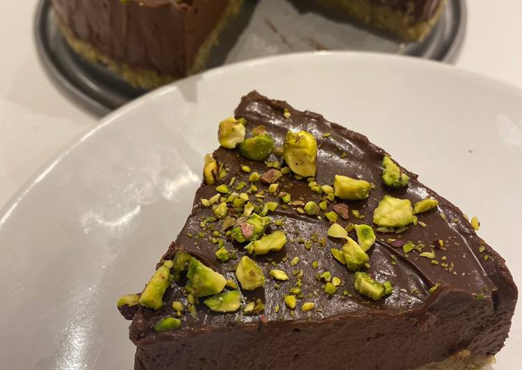 Tarta vegana de cacao y pistacho